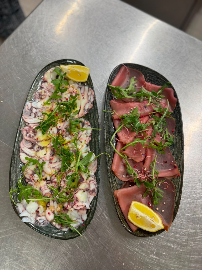 Tris di carpaccio di polpo e carne con rucola e limone fresco