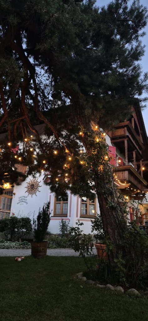Facciata dell'Albergo Ristorante Waldheim illuminata all'imbrunire