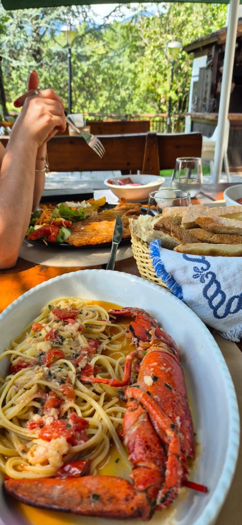 Pasta fresca all'astice servita sulla terrazza panoramica
