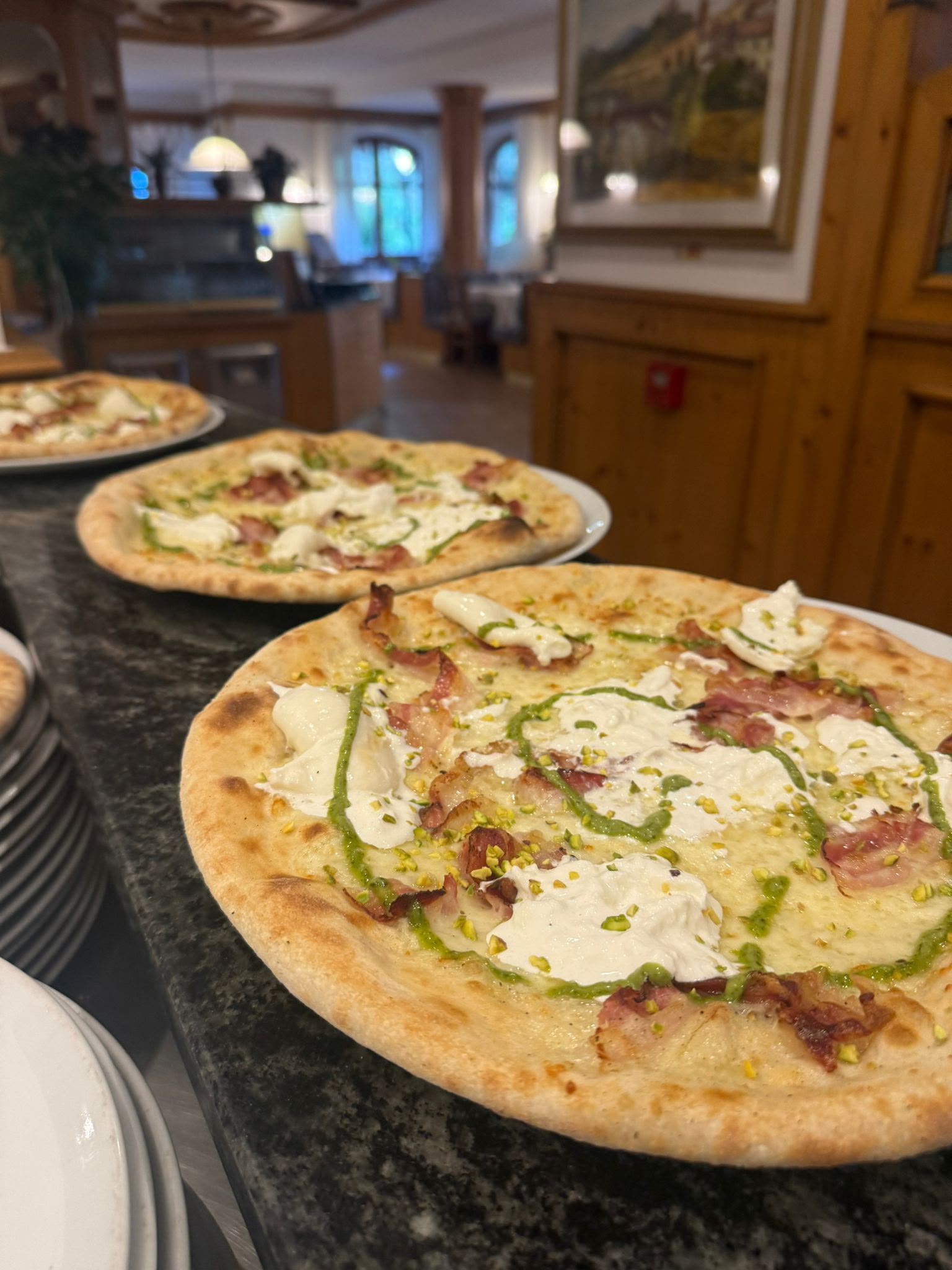 Selezione di pizze artigianali dal forno a legna
