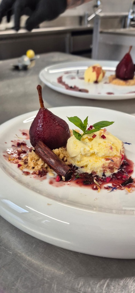 Pera cotta al vino rosso con gelato alla vaniglia e crumble croccante