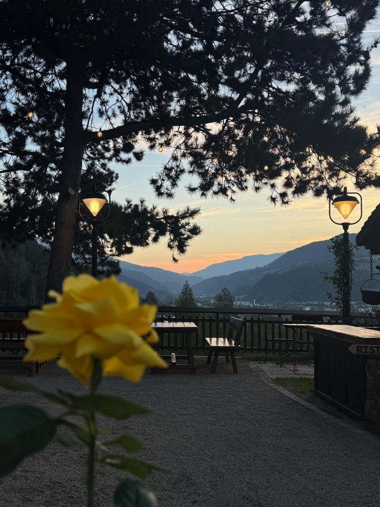 Tramonto suggestivo sulle Dolomiti visto dalla terrazza con lanterne accese