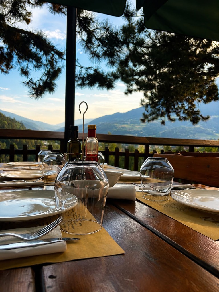 Tavolo all'aperto sulla terrazza panoramica con vista su Bressanone